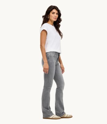 Los pantalones acampanados experimentaron su primer revival en la moda de los años 2000.
