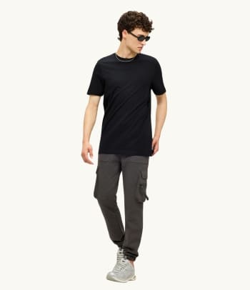 Los prácticos pantalones cargo caracterizan el estilo callejero de los 2000.