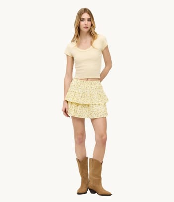 Outfits estilo años 2000: las faldas muy cortas de colores vivos y estampados eran populares en la moda de los años 2000.