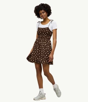 Moda de los 2000: los vestidos mini ceñidos a la figura son un esencial versátil del estilo de los años 2000.