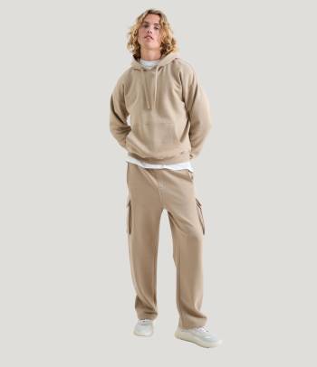 Trainingsanzüge sind eine lässige Styling-Option für den 2000er-Style.