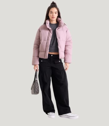 Puffer Jackets runden winterliche 2000er-Outfits perfekt ab.