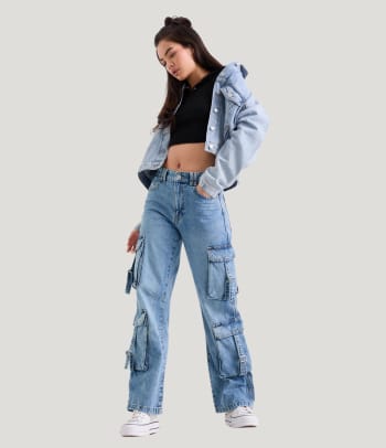 Hosen mit niedrigem Bund waren typisch für die 2000er-Mode.