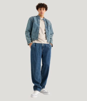 Tiefsitzende Baggy Jeans waren typisch für den 2000er-Style für Männer.
