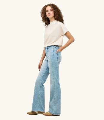 Moda años 70: outfits con pantalones de campana.