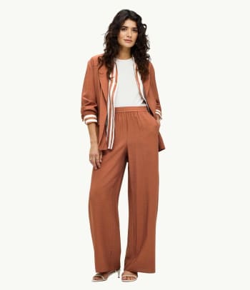 Estilo de los 70: distintos trajes pantalón.
