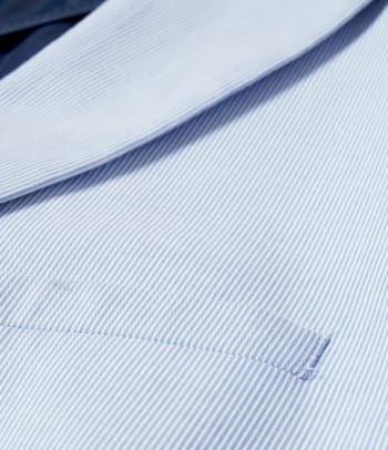 Jaka tkanina na garnitur? – zbliżenie na garnitur z bawełny.