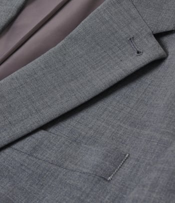 Anzugstoffe – Nahaufnahme eines Anzugs aus Schurwolle.