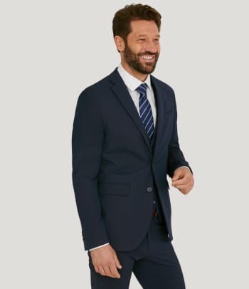 Garnitur męski we wzory – mężczyzna w garniturze w paski. 