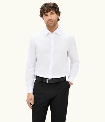 Vestibilità camicie – Uomo con camicia regular fit. 