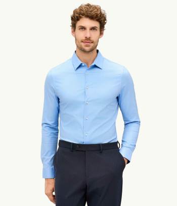 Vestibilità camicie – Uomo con una camicia body fit.