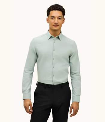 Pánská košile: Muž má oděnou košili slim fit.