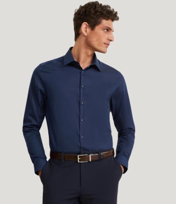 Koszula Slim Fit – co to znaczy? – mężczyzna w koszuli Slim Fit.