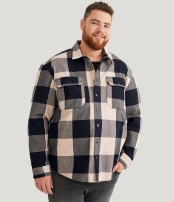 Was bedeutet Comfort Fit bei Hemden – Mann in einem Relaxed Fit Hemd.