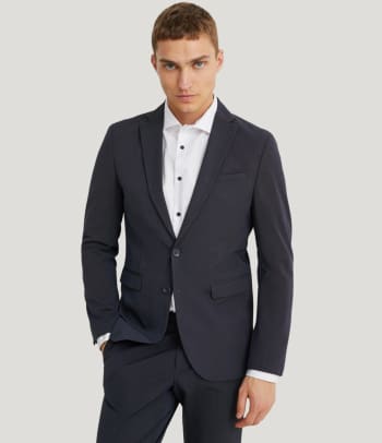 Choisir veste de costume : un homme porte une veste simple à une rangée de boutons.