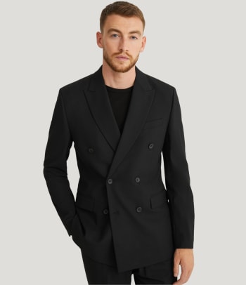 Stile completo uomo: un uomo indossa una giacca doppiopetto.