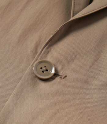 Migliori tessuti per abiti uomo - Primo piano di una giacca in cotone.