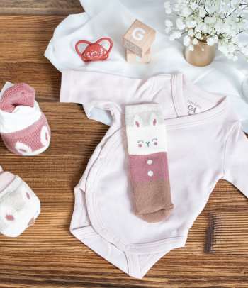 Schritt-für-Schritt-Anleitung: Cupcakes aus Babykleidung als Geschenk für eine Babyparty.