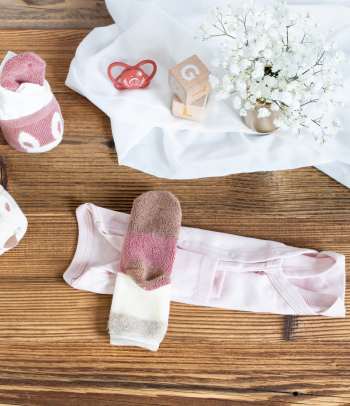 Schritt-für-Schritt-Anleitung: Cupcakes aus Babykleidung als Geschenk für eine Babyparty.