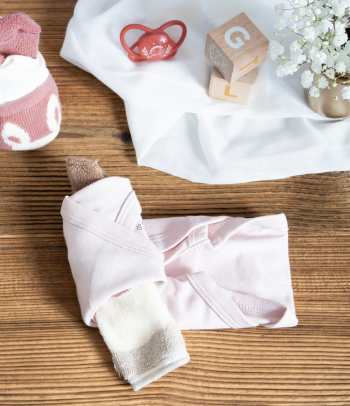 Schritt-für-Schritt-Anleitung: Cupcakes aus Babykleidung als Geschenk für eine Babyparty.