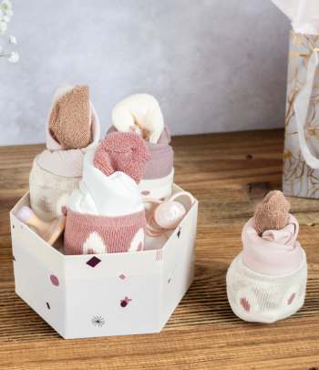 Schritt-für-Schritt-Anleitung: Cupcakes aus Babykleidung als Geschenk für eine Babyparty.