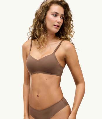 Wireless bras with romantic details: elegant bralettes.
