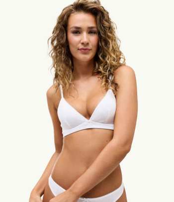 Wireless bra with an understated romantic design: the triangle bra.