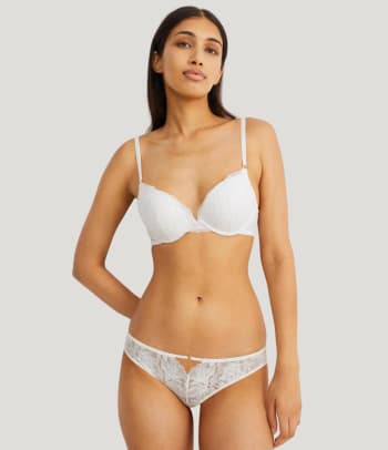 Underwire bra for a perfect décolleté: a push-up bra as a maximiser. 