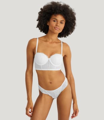 Forme de soutien-gorge : un soutien-gorge corbeille romantique.