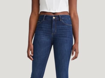 Un jean taille mi-haute ou taille moyenne.