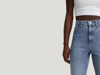 Modelli jeans donna: primo piano di un paio di jeans a vita alta.