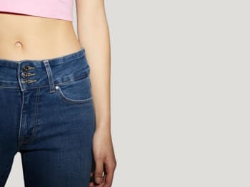 Modelli jeans donna: primo piano di un paio di jeans a vita bassa.