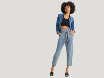 ¿Para qué tipo de cuerpo son adecuados los mom jeans?: una mujer con unos mom jeans.