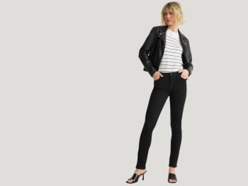 Slim Fit Jeans für welche Figur – Frau in einer Slim Fit Jeans.