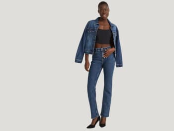 Straight jeans voor welk figuur – vrouw draagt een slim fit jeans.