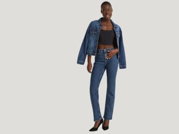 Straight Jeans für welche Figur – Frau trägt eine Straight Jeans.