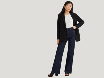 Wide Leg Jeans für welche Figur – Frau trägt eine Wide Leg Jeans.