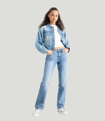 Detailní záběr na džíny s nízkým pasem.