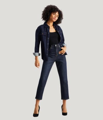 Nahaufnahme einer High Waist Jeans.