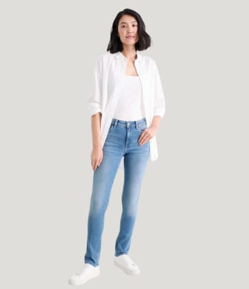Bund einer Mid Waist Jeans.