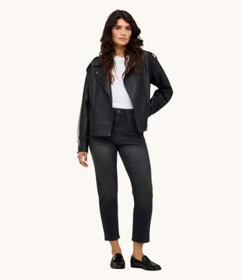 Mom Jeans für welche Figur? – Frau in einer casual Mom Jeans.