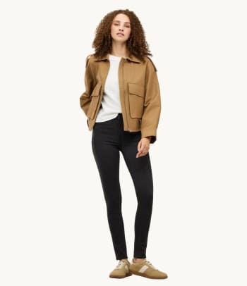 Slim Fit Jeans für welche Figur? – Frau in einer figurbetonten Slim Fit Jeans.