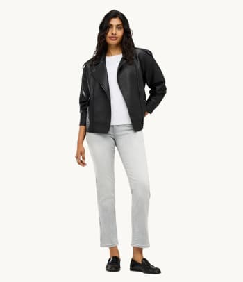 Straight Jeans für welche Figur? Frau trägt eine Straight Jeans.