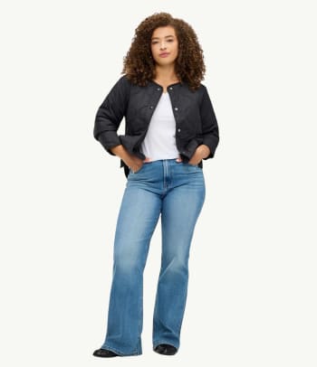 Bootcut Jeans für welche Figur? – Frau in einer Bootcut Jeans.