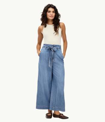 Wide Leg Jeans für welche Figur? – Frau trägt eine lässige Wide Leg Jeans.