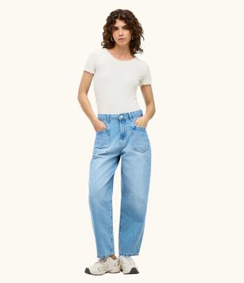 Weite Jeans für welche Figur? – Frau in einer modernen Barrel Jeans.