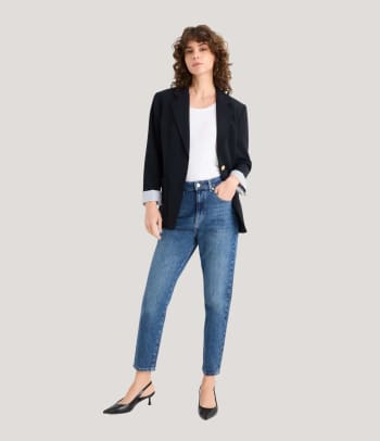 Mom jeans voor welk figuur – vrouw in een mom jeans.