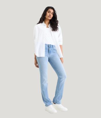Straight jeans voor welk figuur – vrouw draagt een slim fit jeans.