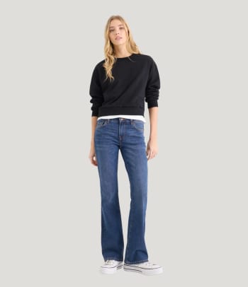 Bootcut jeans voor welk figuur – vrouw in een bootcut jeans.
