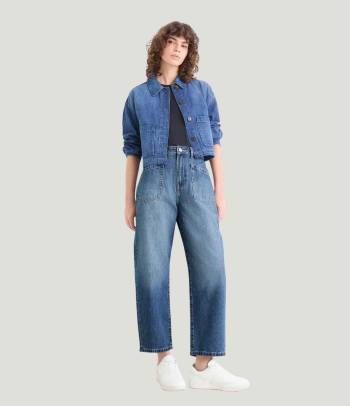 Weite Jeans für welche Figur? – Frau in einer modernen Barrel Jeans.
